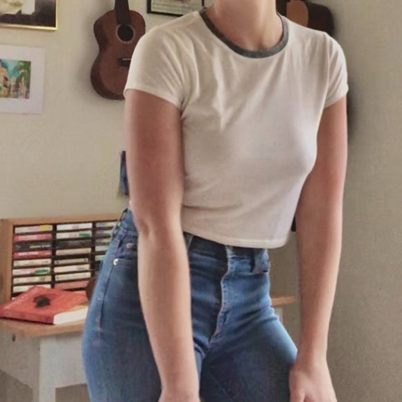 Cropped Off-White Tee with Grey Neckline - Picture 4 of 5